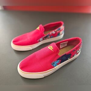 Nike Toki Toki Slip-on Sneakers.  Floral, Tropical, Red. Rare Find. Size 10.